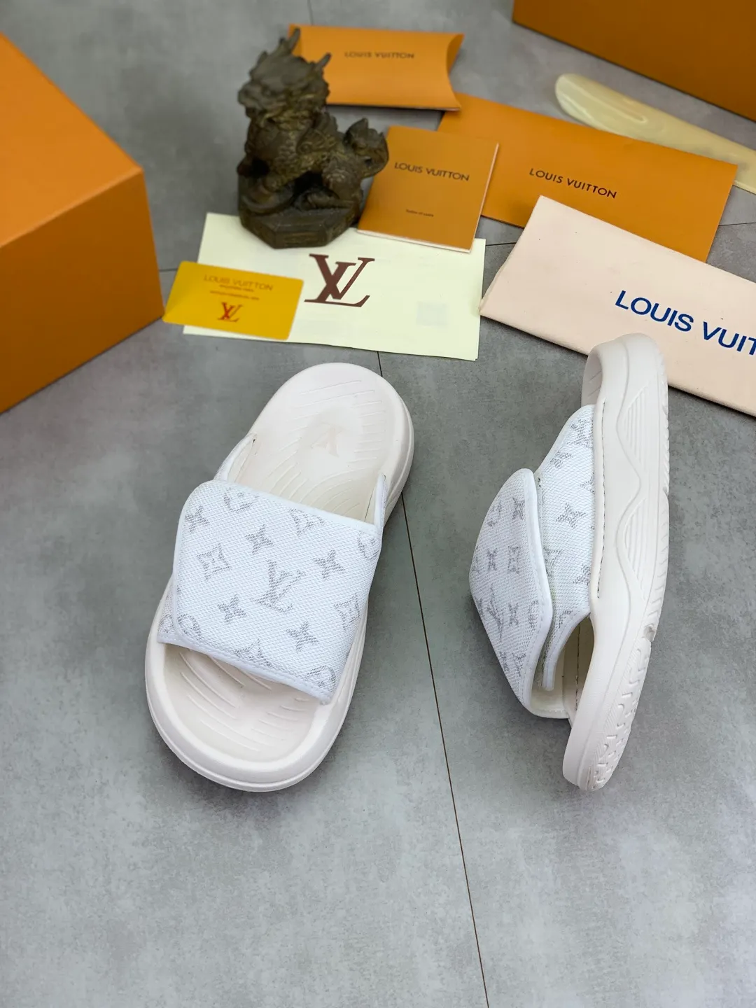Men's shoes 💰P320💰【New style】🆘 Original quality 【LOUIS VUITTON】The popular Louis Vuitton LV men's slippers on the official website are on sale simultaneously! Original fabric imported from Italy. Original bottom provided by the original factory. Number of yards: 38-44 (customized to 45). Multiple colors to choose from. Fully packaged drawer box.